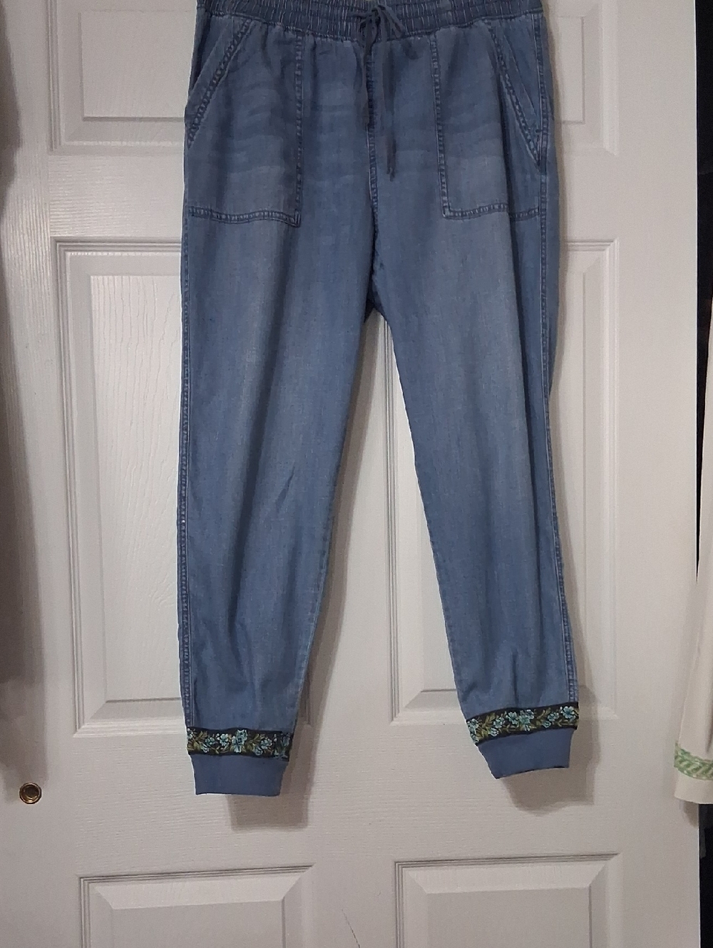 Seven7 Light Blue Denim Joggers with Embroidered Ankles & Back Pockets. Sz M $23